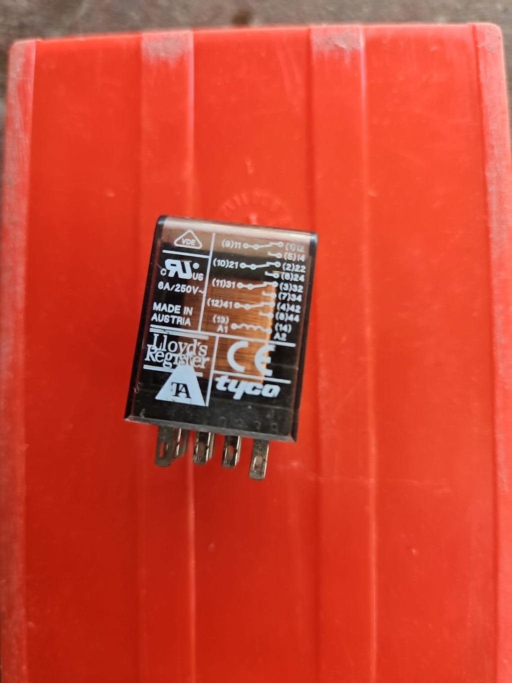 Schrack Relais PT570730 miniature relay 230 VDC 6 A 250 VAC 4 Wechsler New Neu!!