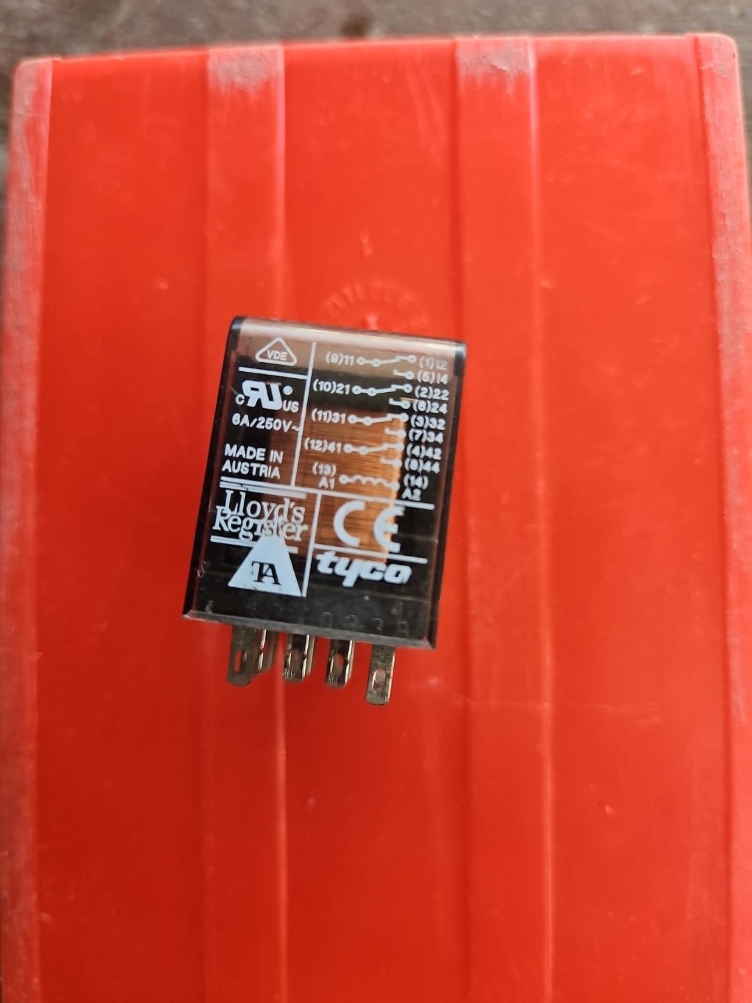 Schrack Relais PT570730 miniature relay 230 VDC 6 A 250 VAC 4 Wechsler New Neu!!