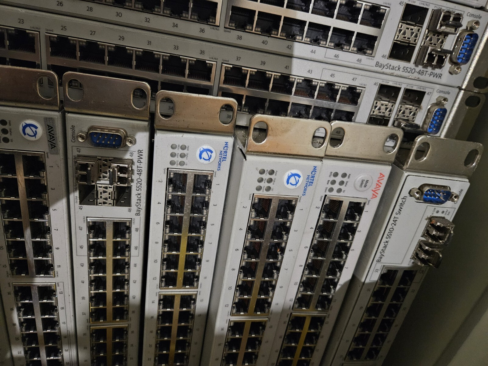 Konvolut 15x Avaya 5530-24TFD 24 und NORTEL Baystack 5520-48T PWR, fully Working