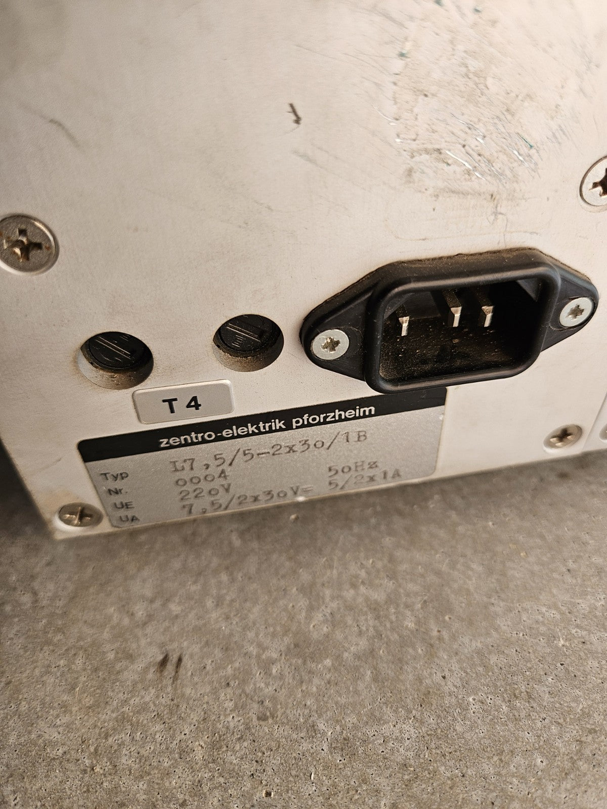 Zentro-Elektrik Typ L7,5/5-2x30/1B, 0-7,5 VDC 2,5A,  2x30 VDC Labornetzgerät Top