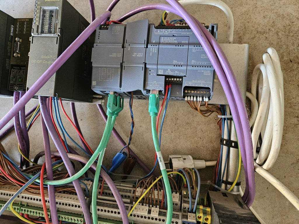 Versuchsaufbau mit Siemens Simatic S7-300 314C-2PN/DP CPU, Coupler, Repeater u.a