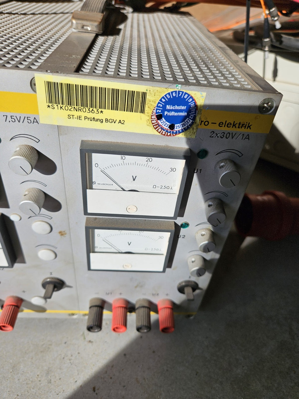 Zentro-Elektrik Typ L7,5/5-2x30/1B, 0-7,5 VDC 2,5A,  2x30 VDC Labornetzgerät Top
