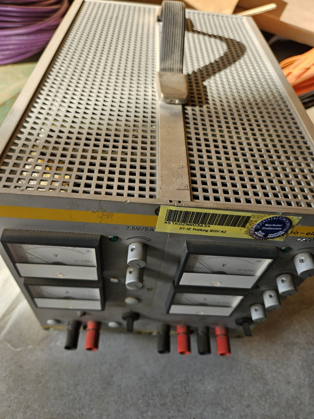 Zentro-Elektrik Typ L7,5/5-2x30/1B, 0-7,5 VDC 2,5A,  2x30 VDC Labornetzgerät Top