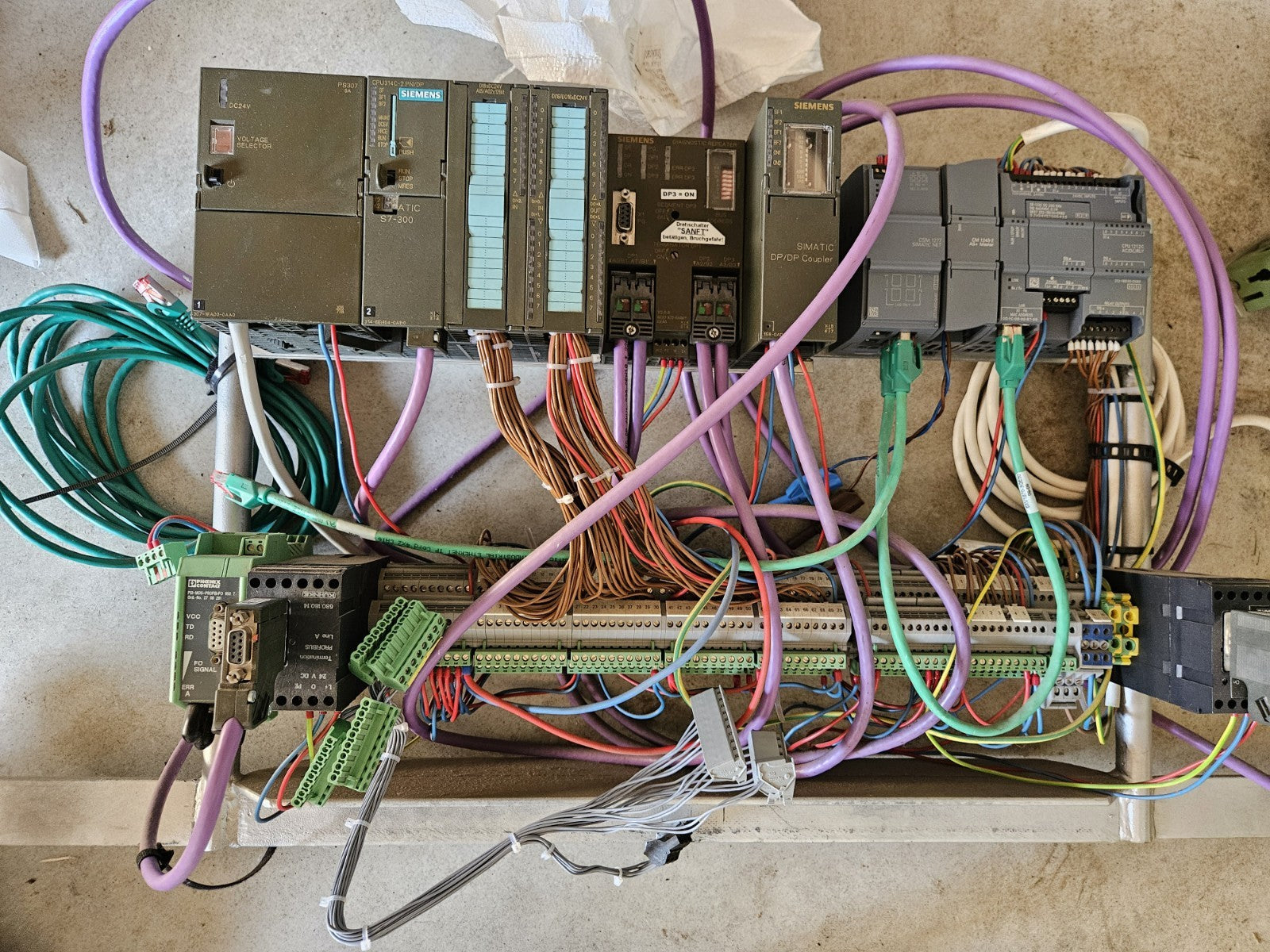 Versuchsaufbau mit Siemens Simatic S7-300 314C-2PN/DP CPU, Coupler, Repeater u.a