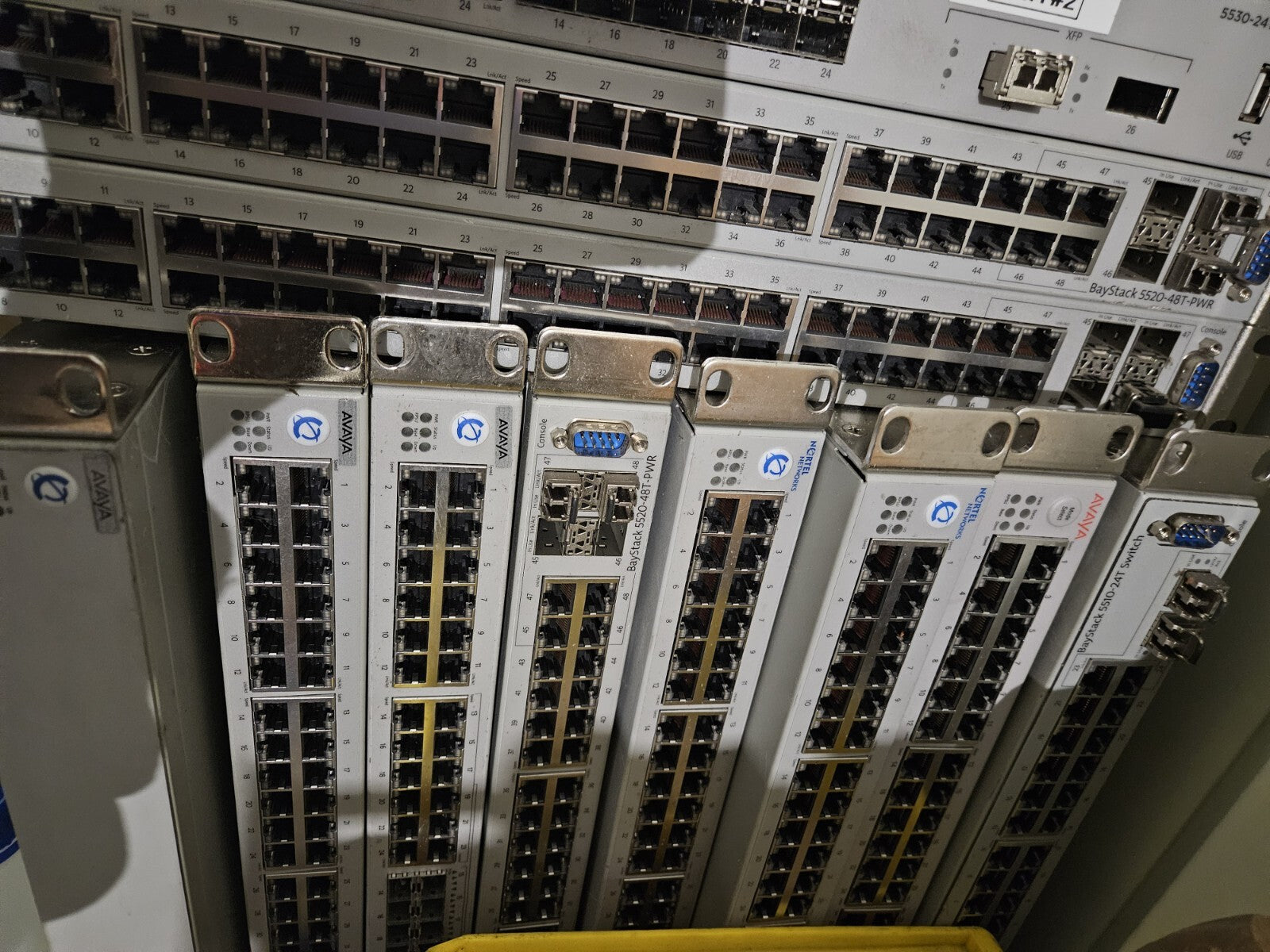 Konvolut 15x Avaya 5530-24TFD 24 und NORTEL Baystack 5520-48T PWR, fully Working