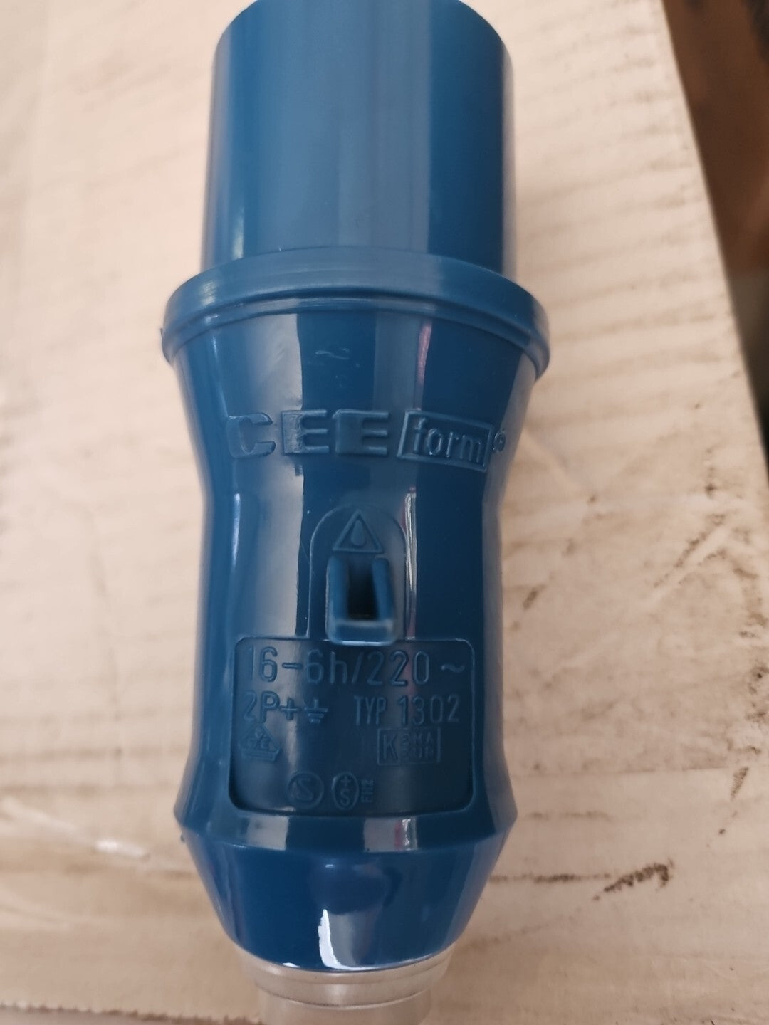 CEE Form MENNEKES Stecker Typ 1302 / 16-6h / 220 V / 2P+ / neu, New, Unbenutzt 