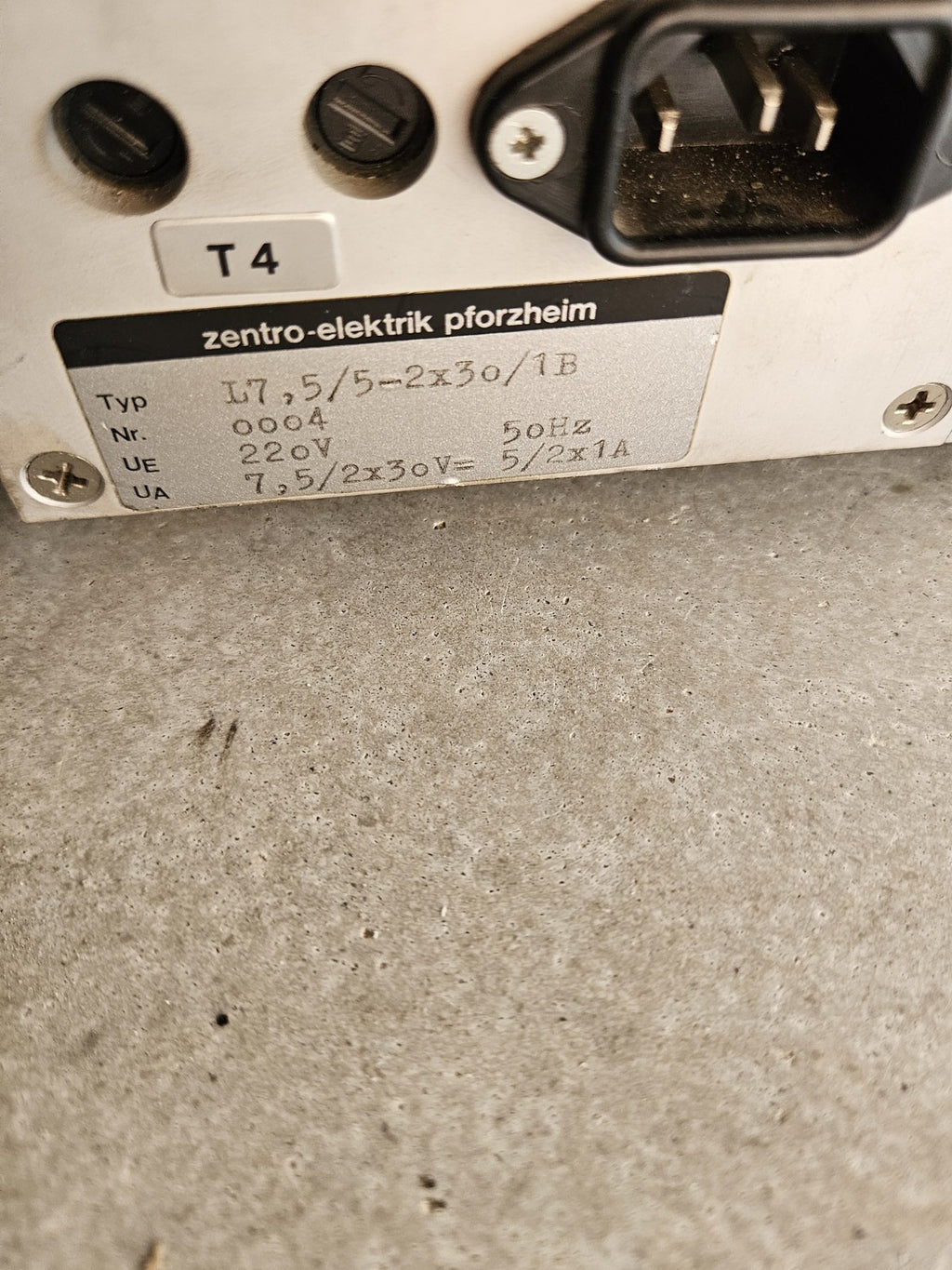Zentro-Elektrik Typ L7,5/5-2x30/1B, 0-7,5 VDC 2,5A,  2x30 VDC Labornetzgerät Top