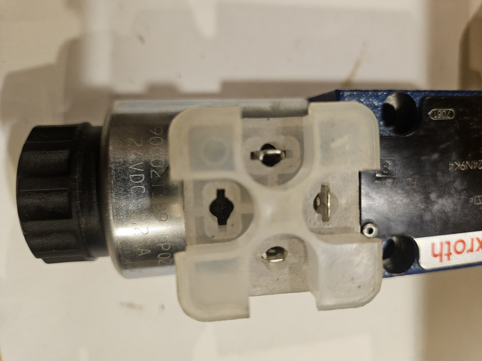 Rexroth R900553670 Wegeventil 4WE 6 HB62/EG24N9K4 mit R90021389 Neu Unused New