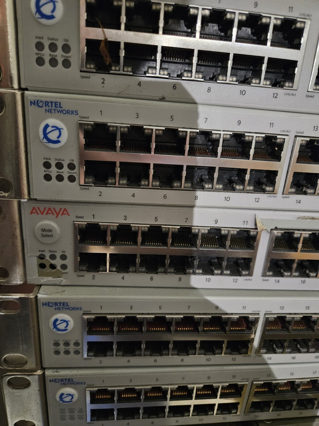Konvolut 15x Avaya 5530-24TFD 24 und NORTEL Baystack 5520-48T PWR, fully Working