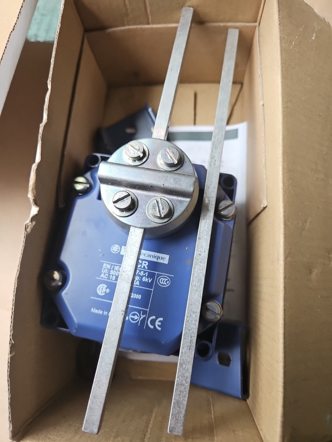 Telemecanique XCRE18 Rotary Actuating Rod Limit Switch 065218 240V 3A 6kV - New