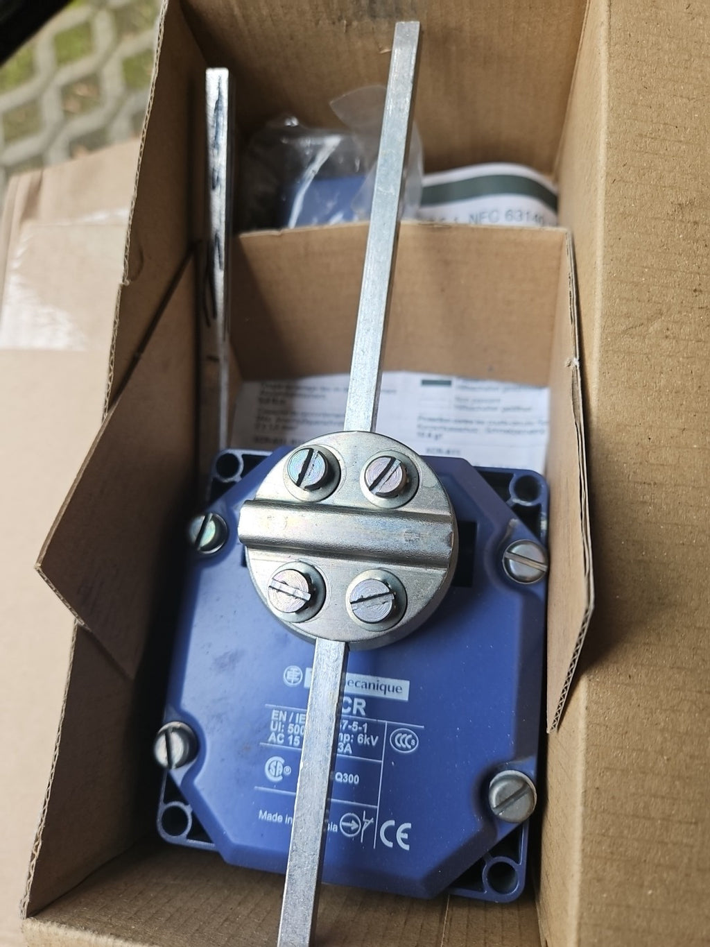 Telemecanique XCRE18 Rotary Actuating Rod Limit Switch 065218 240V 3A 6kV - New